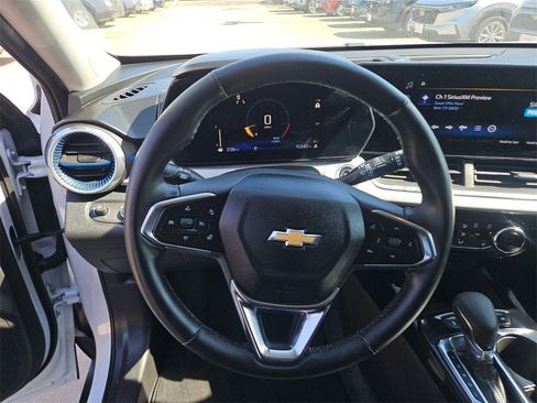 Used 2025 Chevrolet Trax LT w/ LT Convenience Package image 18