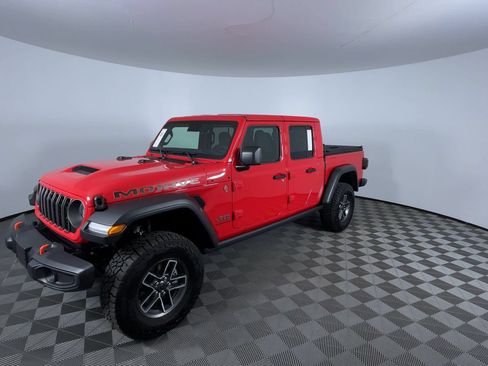 Used 2025 Jeep Gladiator Mojave w/ Convenience Group AWD/4WD image 4