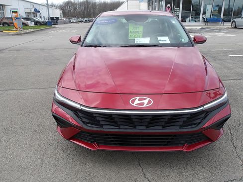 Certified 2025 Hyundai Elantra SE image 2