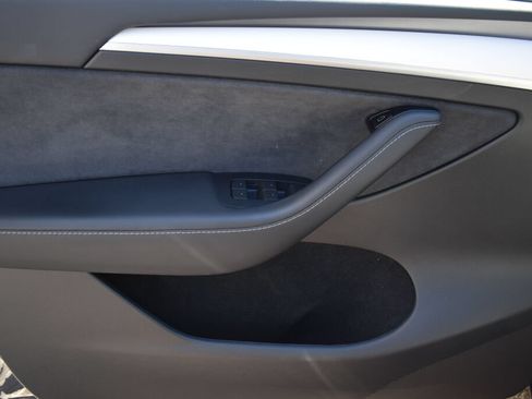 Used 2023 Tesla Model Y Performance AWD/4WD image 17