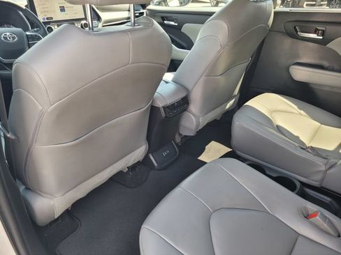 Used 2023 Toyota Highlander XLE AWD/4WD image 12
