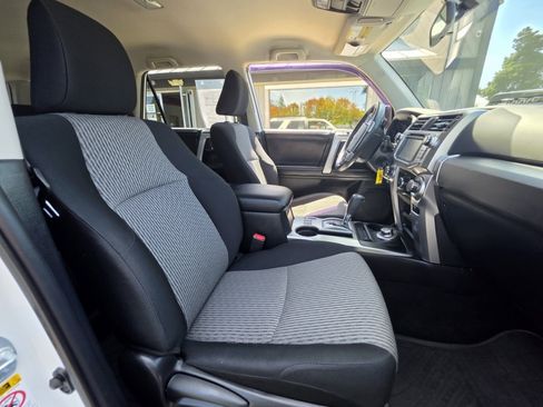 Used 2016 Toyota 4Runner SR5 AWD/4WD image 10