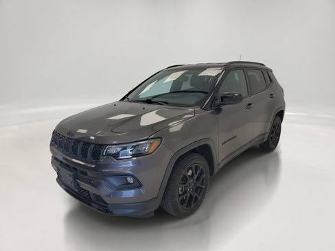Used 2023 Jeep Compass Latitude w/ Convenience Group AWD/4WD image 3