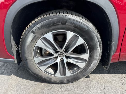 Used 2021 Toyota Highlander XLE AWD/4WD image 9