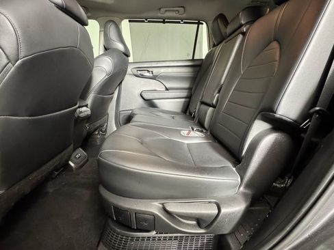 Used 2021 Toyota Highlander XLE FWD image 30