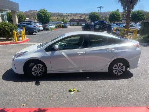 Used 2016 Toyota Prius Four FWD image 4