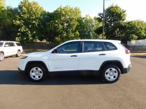 Used 2017 Jeep Cherokee Sport FWD image 21