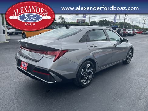 Used 2024 Hyundai Elantra SEL w/ Convenience Package FWD image 4