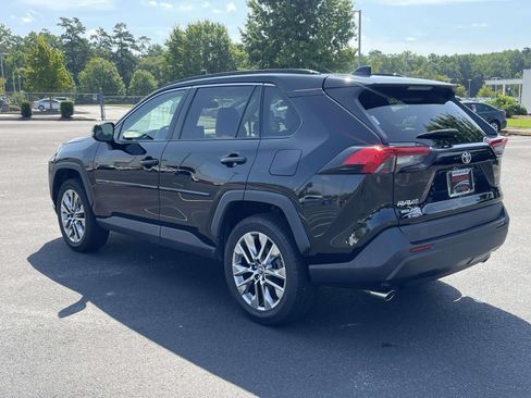 Used 2019 Toyota RAV4 XLE Premium w/ Cold Weather Package FWD image 4