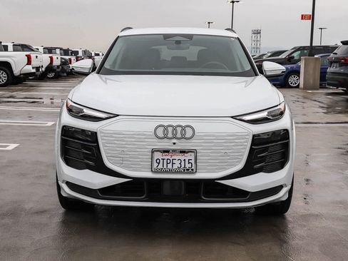 Used 2025 Audi Q6 e-tron Premium w/ Convenience Package image 2