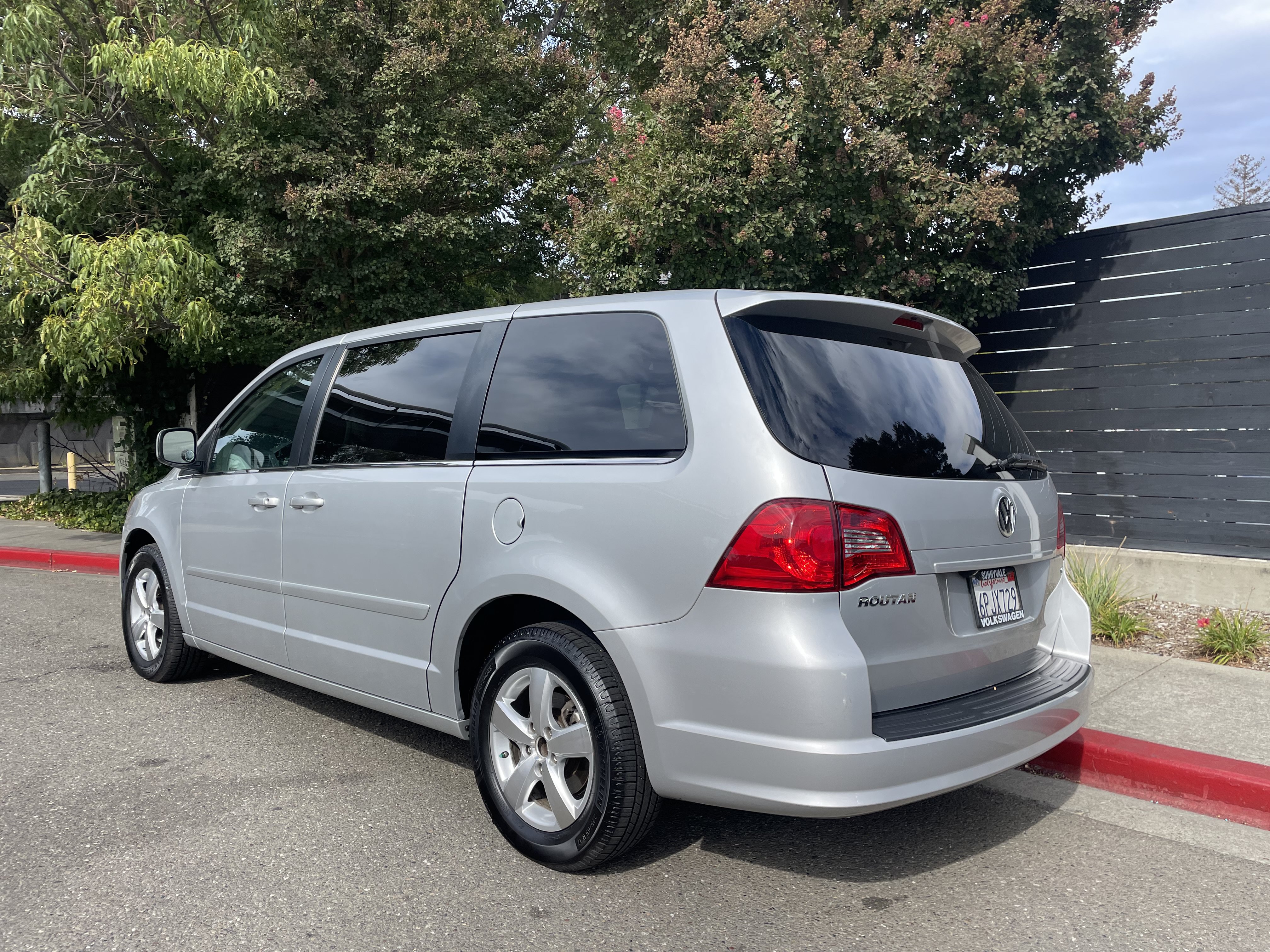 Used 2010 Volkswagen Routan SE FWD image 9