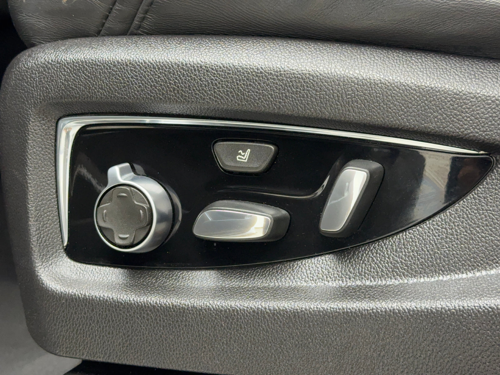 Used 2016 Cadillac Escalade Platinum AWD/4WD image 18