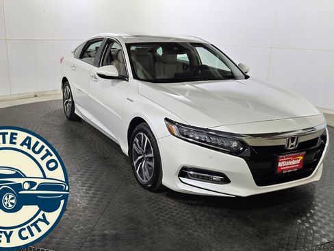 Used 2018 Honda Accord Touring image 2
