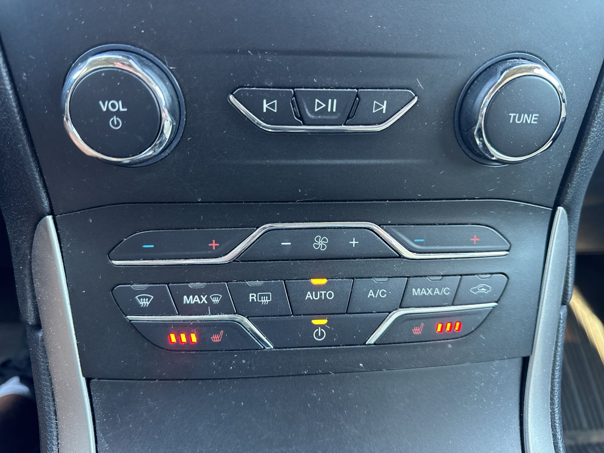 Used 2019 Ford Edge SEL w/ Cold Weather Package AWD/4WD image 19