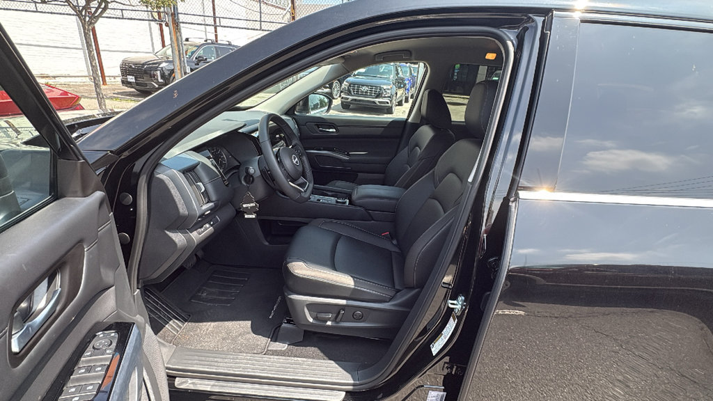Used 2025 Nissan Pathfinder SL AWD/4WD image 12