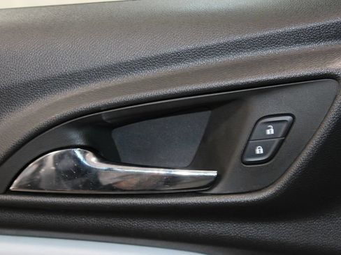 Used 2025 Chevrolet Trax LT FWD image 35