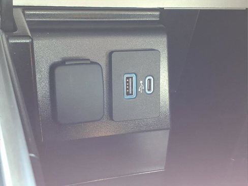 Used 2024 Ford Explorer XLT w/ Equipment Group 202A RWD image 9