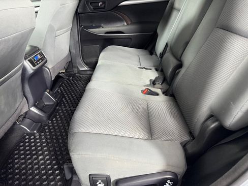 Used 2018 Toyota Highlander LE FWD image 16