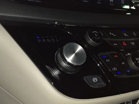 Used 2023 Chrysler Pacifica Touring-L FWD image 33