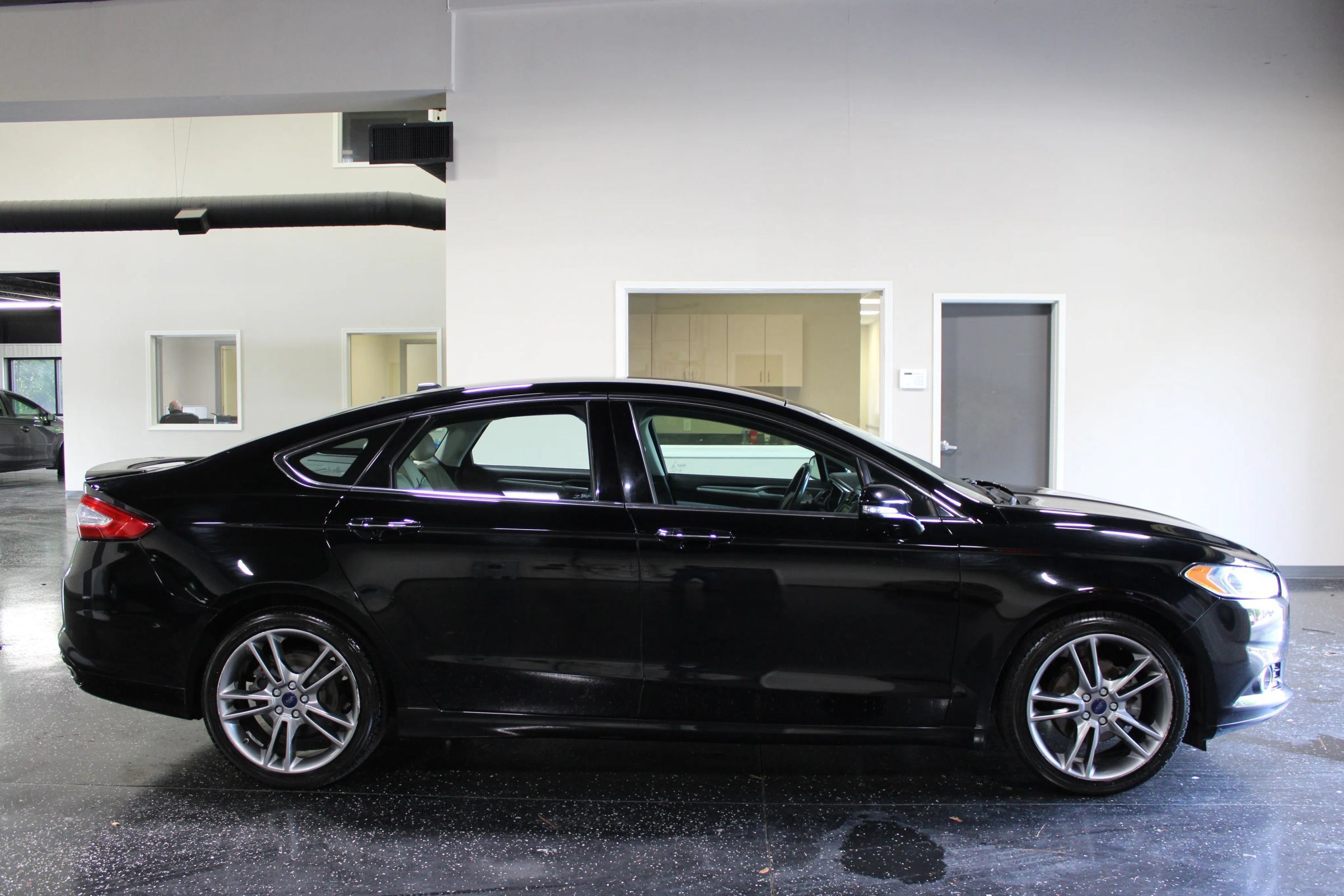 Used 2016 Ford Fusion Titanium AWD/4WD image 2