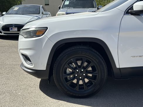 Used 2019 Jeep Cherokee Latitude w/ Popular Appearance Group FWD image 11