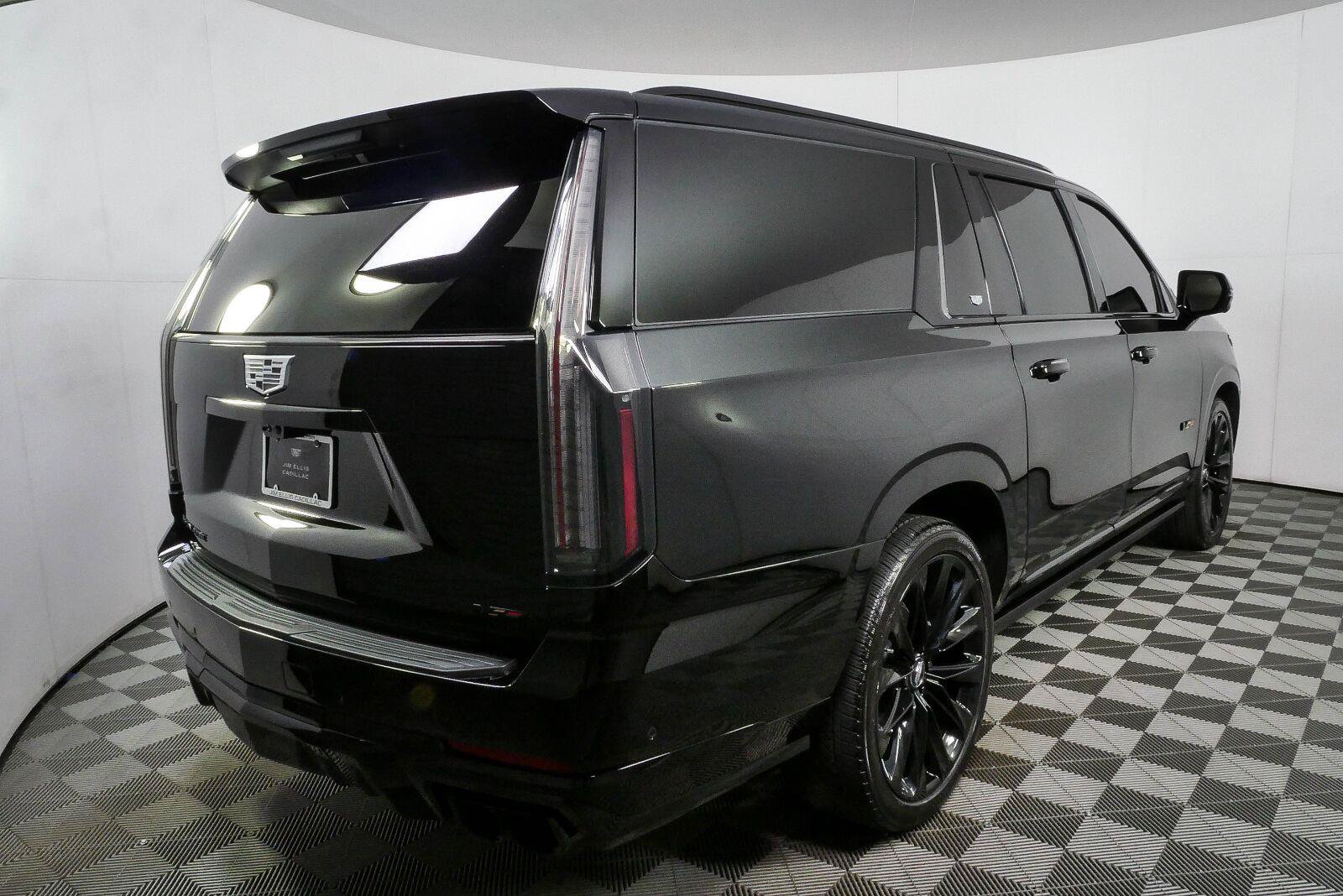 Used 2025 Cadillac Escalade ESV V w/ LPO, ONYX Package AWD/4WD image 3
