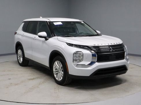 Used 2024 Mitsubishi Outlander ES image 1