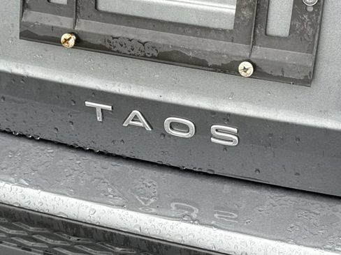 Used 2023 Volkswagen Taos SE w/ Panoramic Sunroof Package FWD image 17