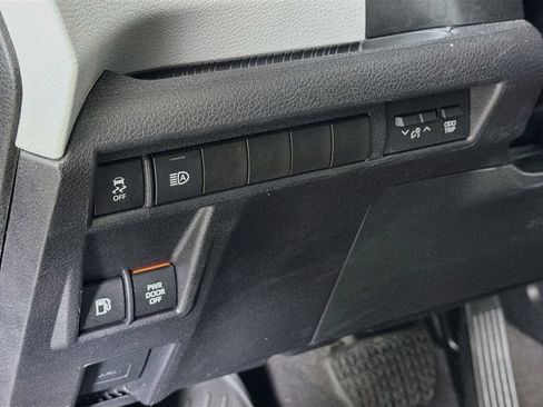 Used 2025 Toyota Sienna XLE FWD image 11