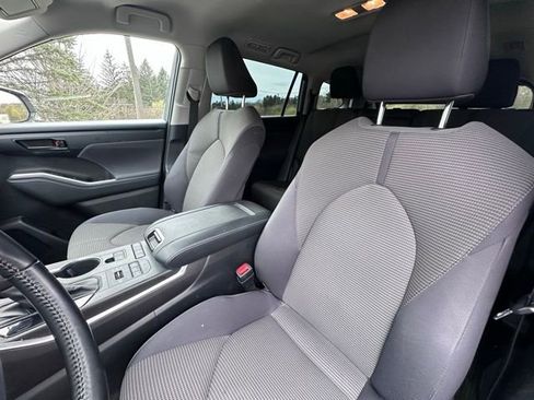 Used 2022 Toyota Highlander LE AWD/4WD image 12