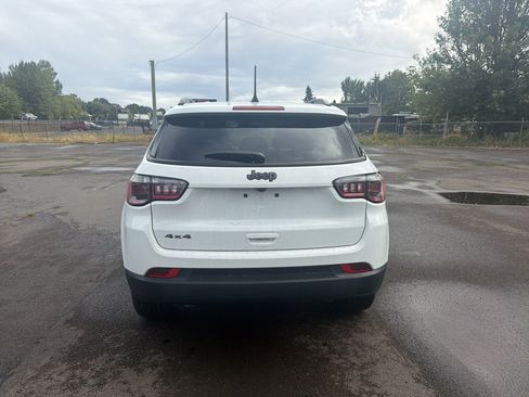 Used 2025 Jeep Compass Latitude w/ Convenience Group AWD/4WD image 6