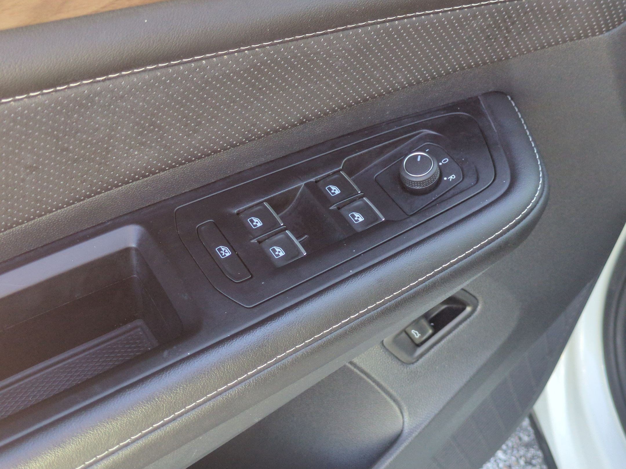 Used 2025 Volkswagen Atlas SE FWD image 14