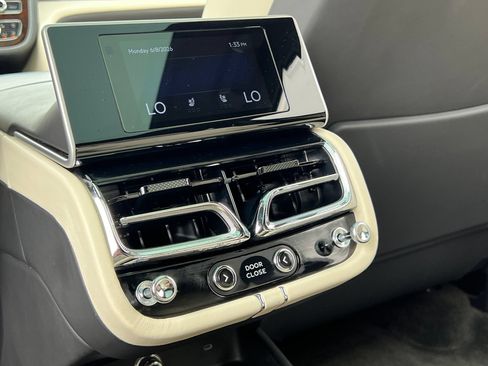 Used 2023 Bentley Bentayga Extended Wheelbase AWD/4WD image 17