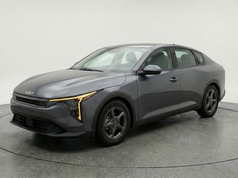Used 2025 Kia K4 LXS image 3