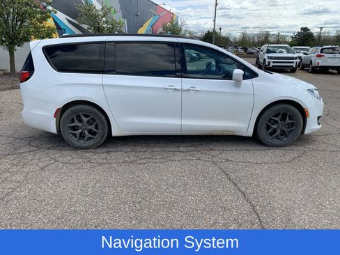 Used 2018 Chrysler Pacifica Touring-L Plus w/ S Appearance Package FWD image 4