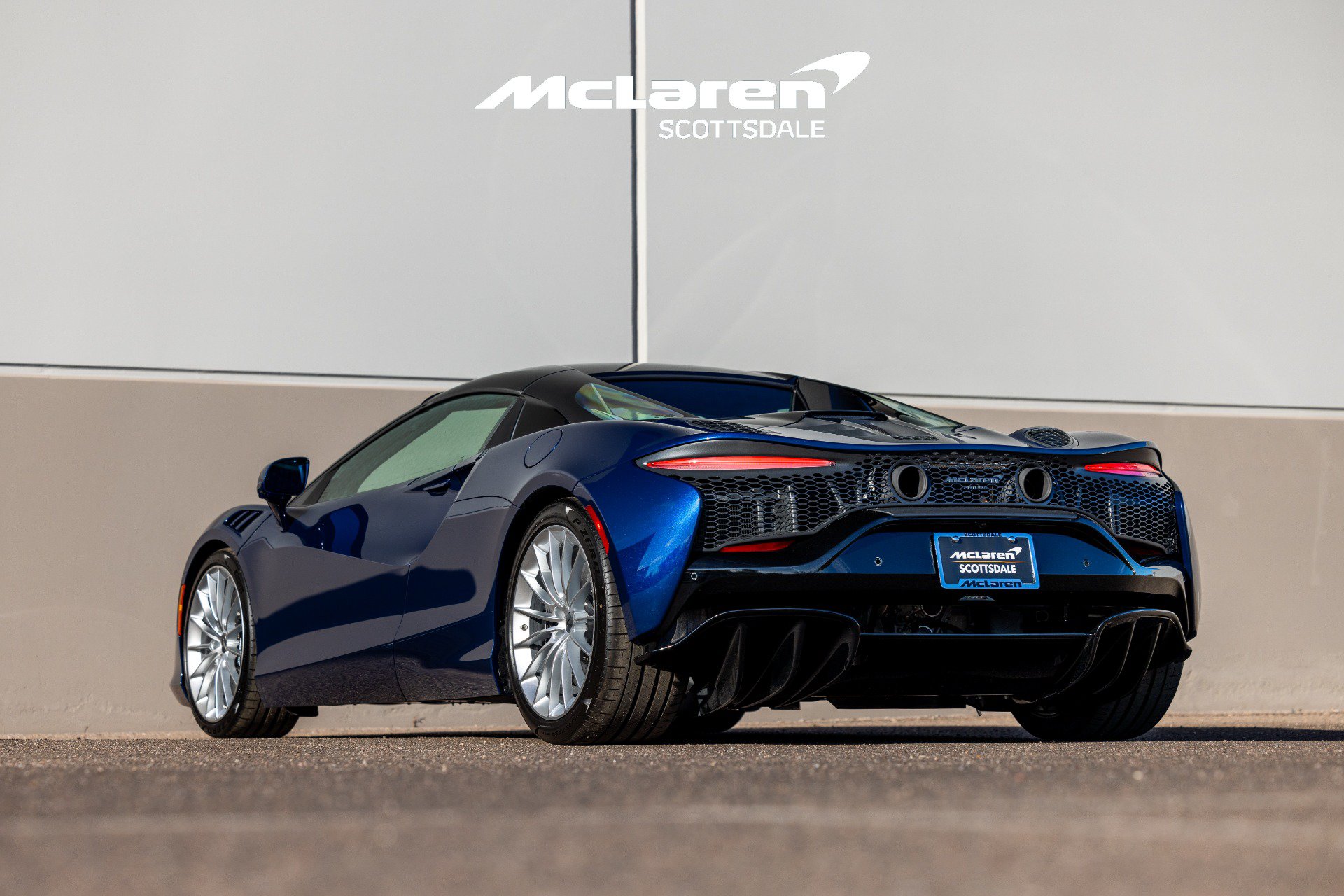 Used 2025 McLaren Artura Spider RWD image 7