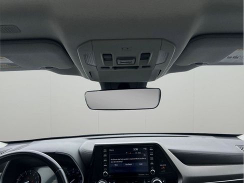 Used 2021 Toyota Highlander XLE AWD/4WD image 19