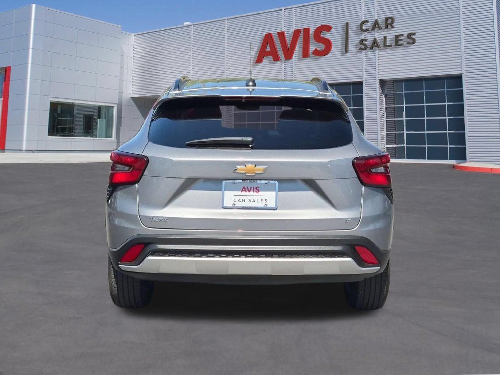 Used 2025 Chevrolet Trax LT w/ LT Convenience Package FWD image 6