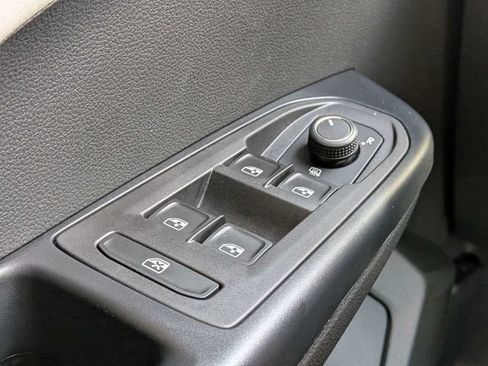 Used 2025 Volkswagen Taos SE AWD/4WD image 27