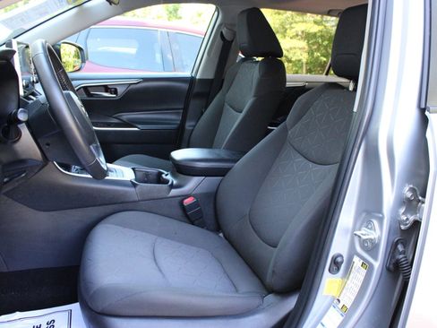 Used 2022 Toyota RAV4 XLE w/ Convenience Package AWD/4WD image 16