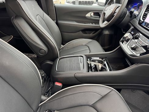 New 2026 Chrysler Pacifica Limited w/ S Appearance Package image 7