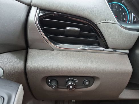 Used 2018 Chevrolet Traverse LT FWD image 17