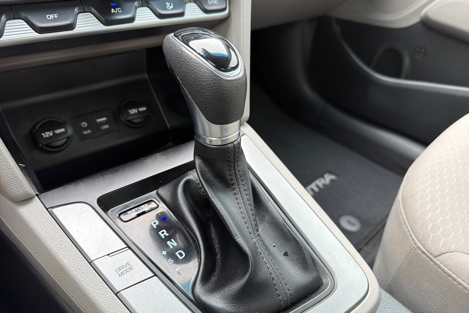 Used 2020 Hyundai Elantra SE FWD image 17