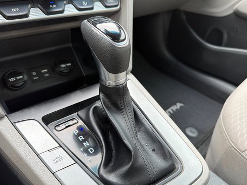 Used 2020 Hyundai Elantra SE FWD image 17