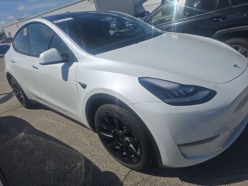 Used 2023 Tesla Model Y Long Range AWD/4WD image 3