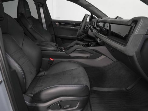Used 2025 Porsche Cayenne Turbo GT AWD/4WD image 29