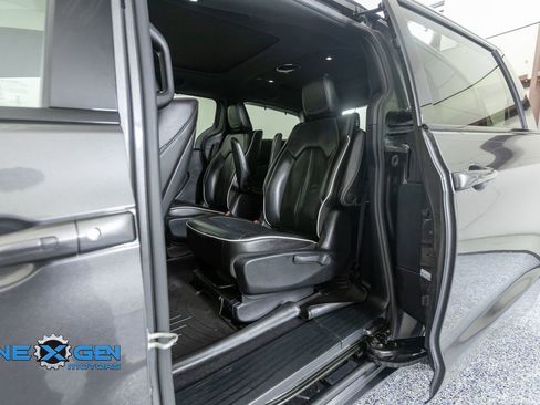 Used 2021 Chrysler Pacifica Limited w/ Uconnect Theater Family Group FWD image 24