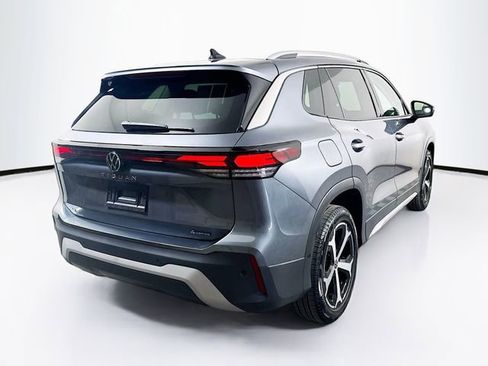 Used 2025 Volkswagen Tiguan SE w/ Panoramic Sunroof Package image 8