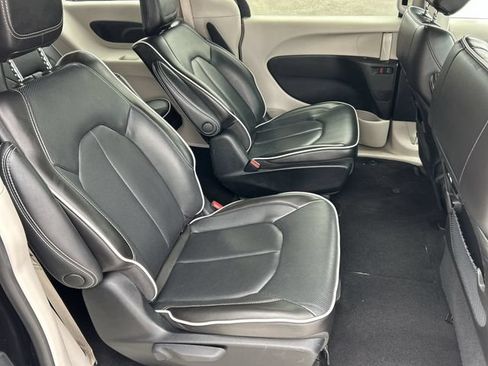 Used 2023 Chrysler Pacifica Limited FWD image 14