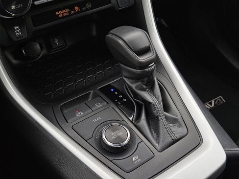 Used 2022 Toyota RAV4 XLE image 19